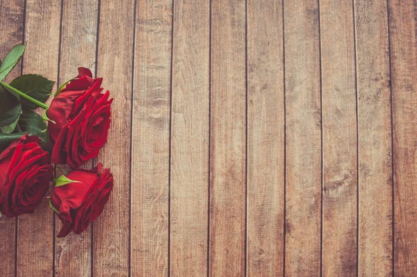 Ahşap arka plan, metin için yer üzerinde üç gül