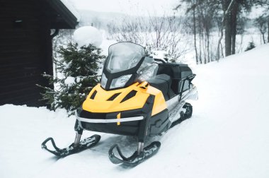 Karmobil, boş, kış orman fonunda