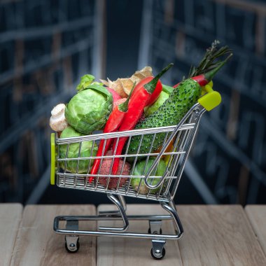 Kaliteli ürünler konsept mağaza için arama. Sağlıklı gıda, iyi yaşam tarzı. Tam ortasında bir tahtaya tebeşirle çizilmiş stok rafa koymak ürün sepeti