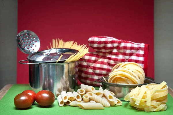 Příprava Těstovin Koncepce Suché Těstoviny Různých Typů Tagliatelle Penne Hrnce — Stock fotografie