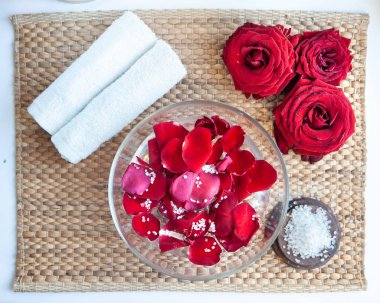 Tırnak, Manikür ve pedikür Spa kavramı. Düz Lay gül, tuz ve fırça