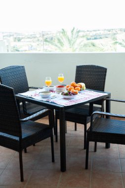 Tablo, suyu, tahıl ve meyve güneşin Odaya Servis Kahvaltı. İyi yemek, uygun Kahvaltı, çilek, mandalina, muz, fındık