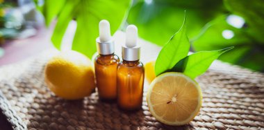 Şişe limon yağı, taze meyve tam ve yarım bir doğal tarih ile