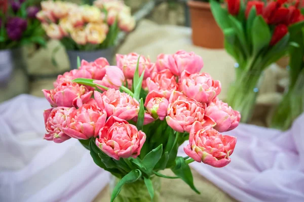 Composição de flores romântico. Buquê de tulipas rosa macias. Gre... — Fotografia de Stock