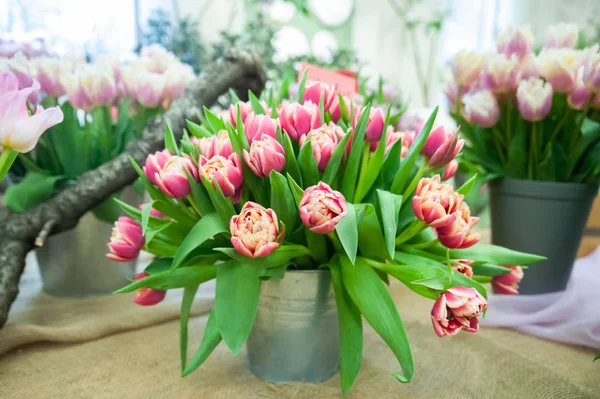 Grande buquê de delicadas tulipas vermelhas rosa em um balde. Gree... — Fotografia de Stock