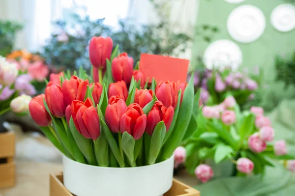 Elegante ramo de tulipanes rojos con un cartel de copyspace, Hello Spring a —  Fotos de Stock