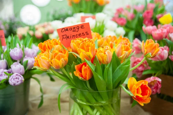 Elegante ramo de tulipanes naranjas variedad Orange Princess, Hello S —  Fotos de Stock