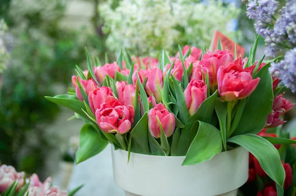 Buquê de tulipas rosa suaves em um balde. Cartão de saudação para mo — Fotografia de Stock