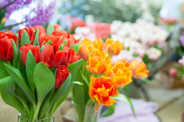 Bouquets elegantes de tulipas vermelhas e laranja, o tema da primavera um — Fotografia de Stock