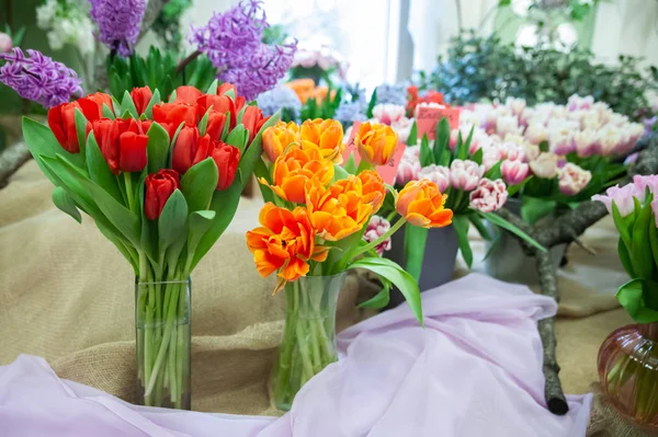 Червоні та помаранчеві тюльпани у вазах, квіткове шоу, весняне літо backg — стокове фото