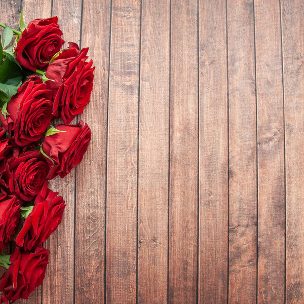 Букет роз на деревянном фоне, пространство для текста
