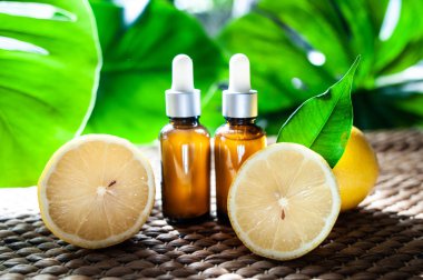 Şişe limon yağı, taze meyve tam ve yarım bir doğal tarih ile