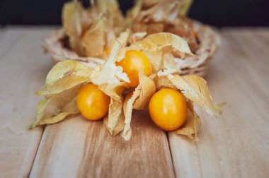 Physalis , ahşap arka plan üzerinde altın bektaşi üzümü
