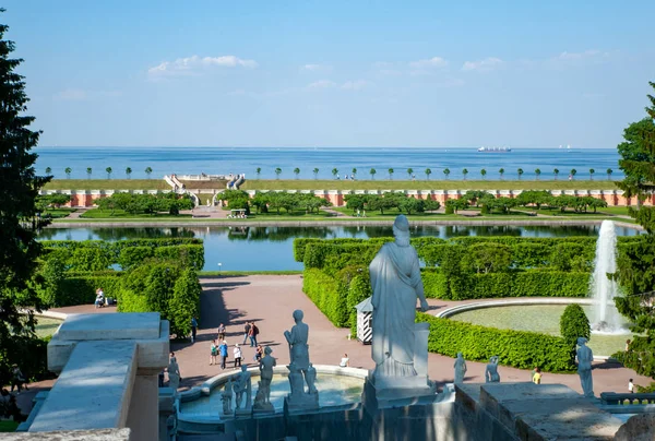Peterhof, Saint Petersburg, Rusya - 06 Haziran 2019: Altın mounta