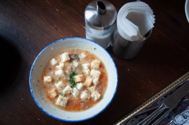 Kraker ile bezelye çorbası, rustik tarzı