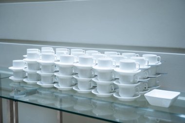 Arka arkaya birçok boş beyaz bardak, sunum, iş kahvaltı