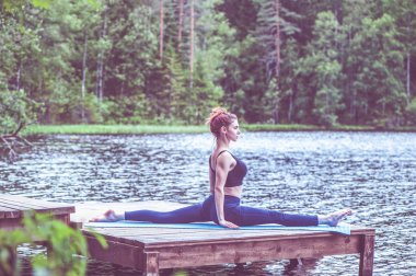 Genç yogi kız yoga, Monkey God exer germe