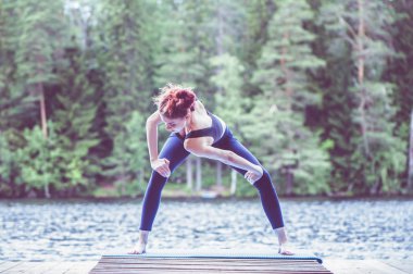 Genç yogi kız yoga, Godd varyasyon büküm pratik