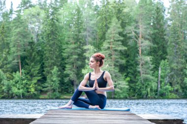 Genç çekici kız balıklar egzersiz Yarım lord yapıyor, Ar