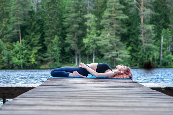 Junges Yogi-Mädchen praktiziert Yoga, Liegehelden-Übung, Viren — Stockfoto