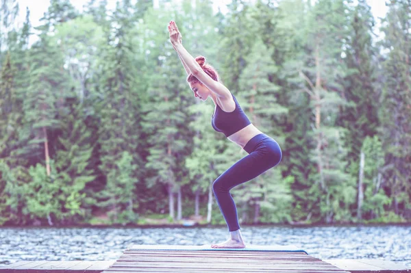 Genç yogi kız yoga, Utkatasana exerci ayakta