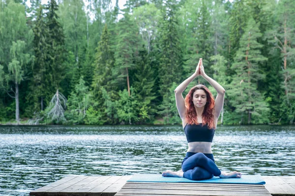 Junges Mädchen beim Yoga in der Natur am See. Weibchen hap — Stockfoto