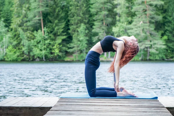 Unga Yogi flicka tränar yoga, stretching i Ustrasana Exerc — Stockfoto