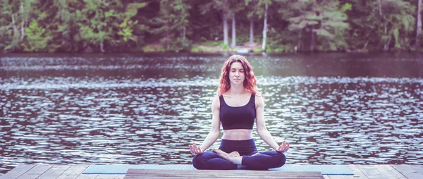 Junges Mädchen beim Yoga in der Natur am See. Weibchen hap — Stockfoto