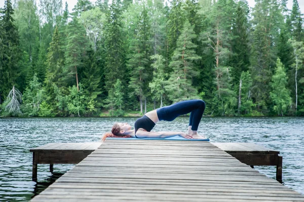 Junges Mädchen beim Yoga in der Natur am See. Weibchen hap — Stockfoto