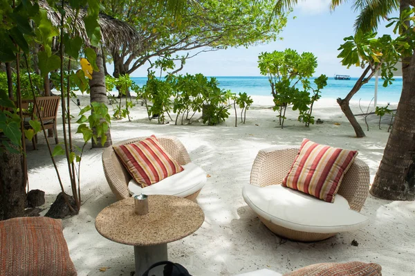 Plaża raj wyspa na Malediwach. Dwa krzesła z poduszkami z — Zdjęcie stockowe