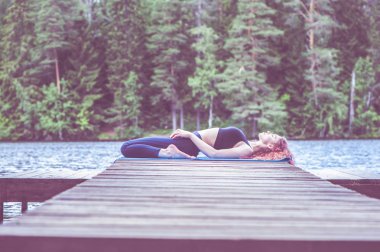 Genç yogi kız yoga, Yatan Hero egzersiz, Vira