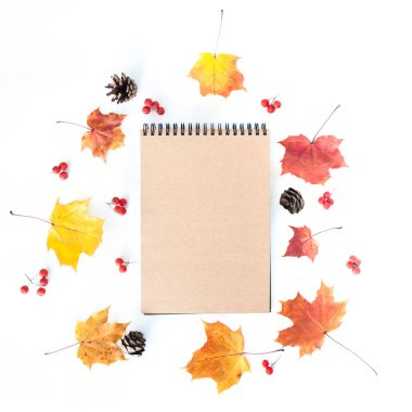 Boş defter ve sonbahar yapraklarıyla sonbahar kompozisyonu