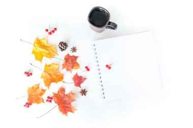 Boş defter ve sonbahar yapraklarıyla sonbahar kompozisyonu