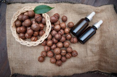 Şişede Macadamia yağı ve macadamia fındığı, düz döşeme, klasik R