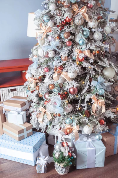 Beyaz süslemeli Noel ağacı altında bir sürü hediye var. — Stok fotoğraf