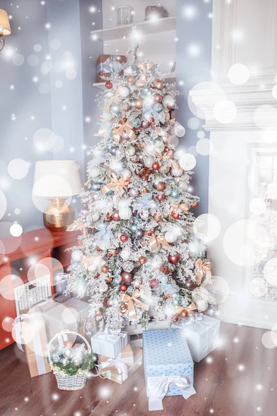 Beyaz süslemeli Noel ağacı altında bir sürü hediye var. — Stok fotoğraf