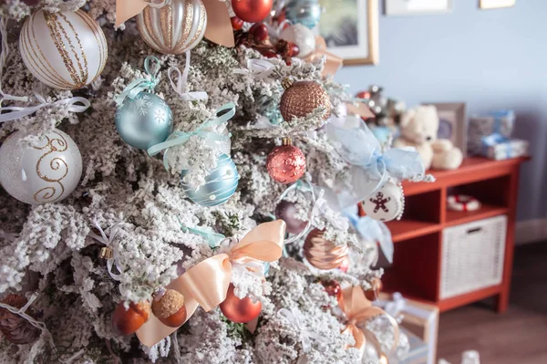 Beyaz süslemeli Noel ağacı, yazı için yer, Yeni Yıl — Stok fotoğraf