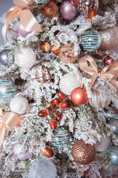 Árvore de Natal decorada branca close-up, clima de Ano Novo — Fotografia de Stock