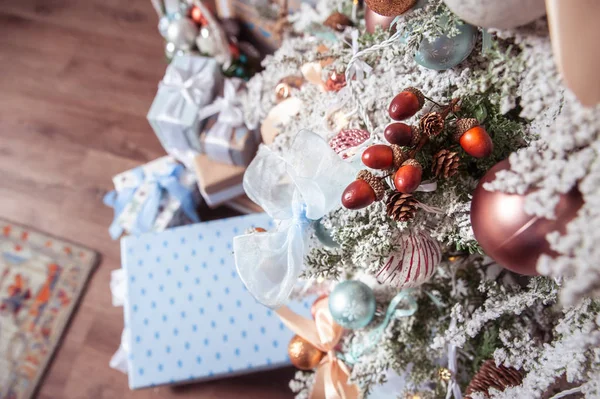 Beyaz süslemeli Noel ağacı altında bir sürü hediye var. — Stok fotoğraf