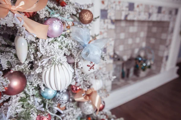 Beyaz süslemeli Noel ağacı, yazı için yer, Yeni Yıl — Stok fotoğraf