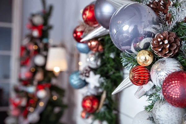 Árbol de Navidad decorado de cerca, estado de ánimo de Año Nuevo — Foto de Stock