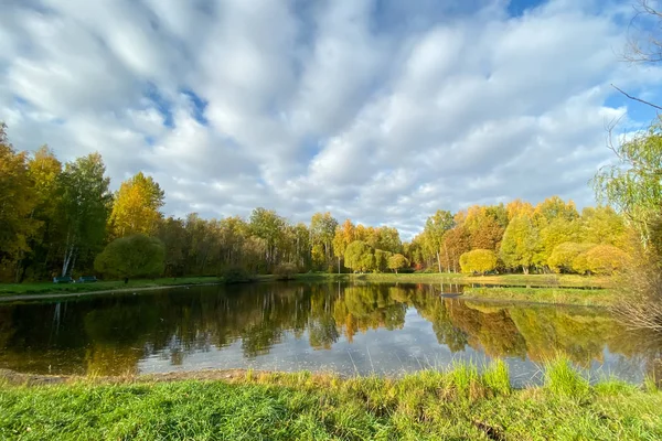 Paisagem de outono. Vista do lago floresta de outono, céu bonito — Fotografia de Stock