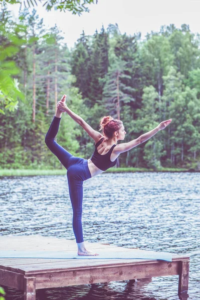 Junges Yogimädchen Das Yoga Praktiziert Variation Des Natarajasana Herr Der — Stockfoto