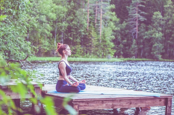 Schöne Mädchen Einer Yoga Pose Auf Dem See Lotus Position — Stockfoto