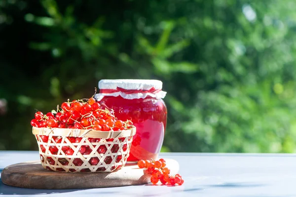 Bayas Rojas Jugosas Grosellas Rojas Frascos Mermelada Bayas Sobre Una — Foto de Stock