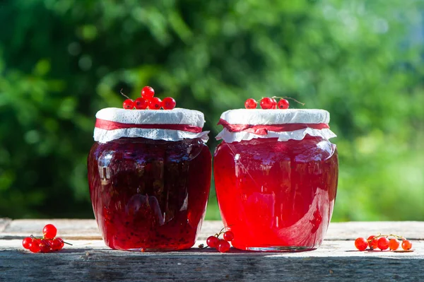 Bayas Rojas Jugosas Grosellas Rojas Frascos Mermelada Bayas Sobre Una — Foto de Stock