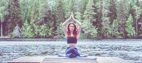 Yoga Meditation Eines Jungen Yogi Mädchens Auf Der Seebrücke Eines — Stockfoto