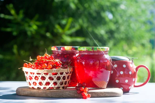 Rode Sappige Bessen Van Rode Bessen Potten Bessenjam Een Houten — Stockfoto