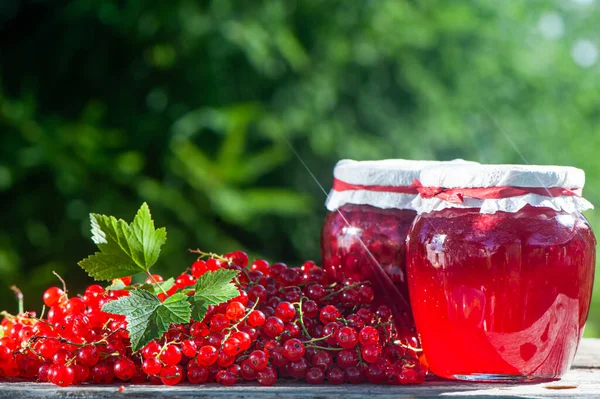 Rode Sappige Bessen Van Rode Bessen Potten Bessenjam Een Houten — Stockfoto