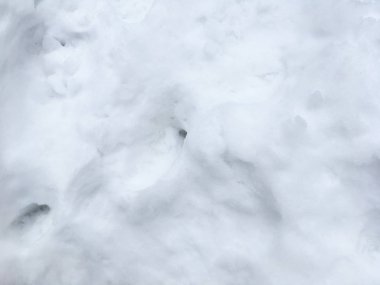 Üstten Görünüm kar dokulu yüzey. Kaba kar doku arka plan izleri olan. Donmuş kış doğa duvar kağıdı.